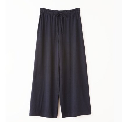 竹布・さらりパンツ・ダークネービー・フリー 暑い夏も肌にまとわりつかずに快適。体のラインに添って綺麗なドレープが生まれるので、どんな体型もカバーしてくれます。