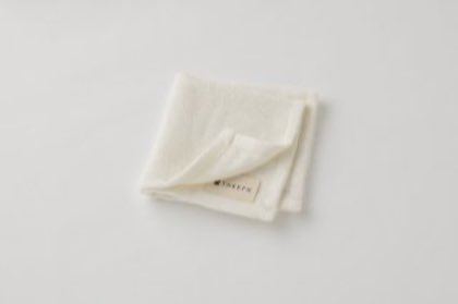 竹布・タオルハンカチ サイズを大きくして吸水面を広げました。手に取ったときに感じる安心感がなによりの特徴です。