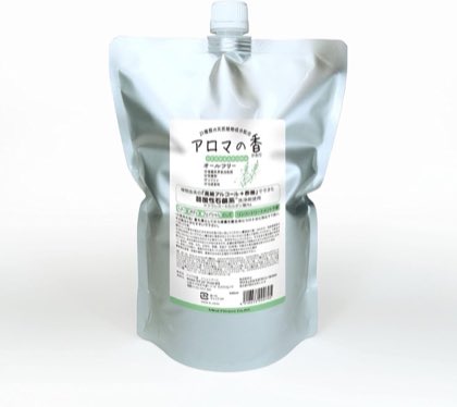 安心シャンプー　アロマの香　詰め替え用900ml 「アロマの香」は合計21種類の天然植物成分の“エキスと香り”のチカラで“肌と毛髪とカラダに限りなく優しいオールインワン・シャンプー[シャンプー・トリートメント・ボディー・フェイシャル]です。植物由来の原料を中心に、オーガニックアロマオイルをふんだんに使用した家族みんなが安心して使用できるシャンプー！