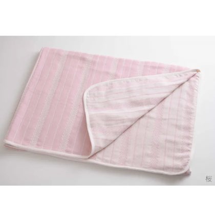竹布・三重ガーゼケット 鈴風(すずかぜ)・桜 皆様待望のTAKEFUの三重ガーゼケットをお届けします。暑い季節の寝苦しい夜でも快適なおやすみ時間を。